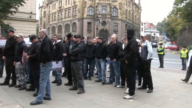 Bárta z Dělnické strany nechce, aby po ulici chodili černoši, běloši, žídé, křeštané . смотреть онлайн