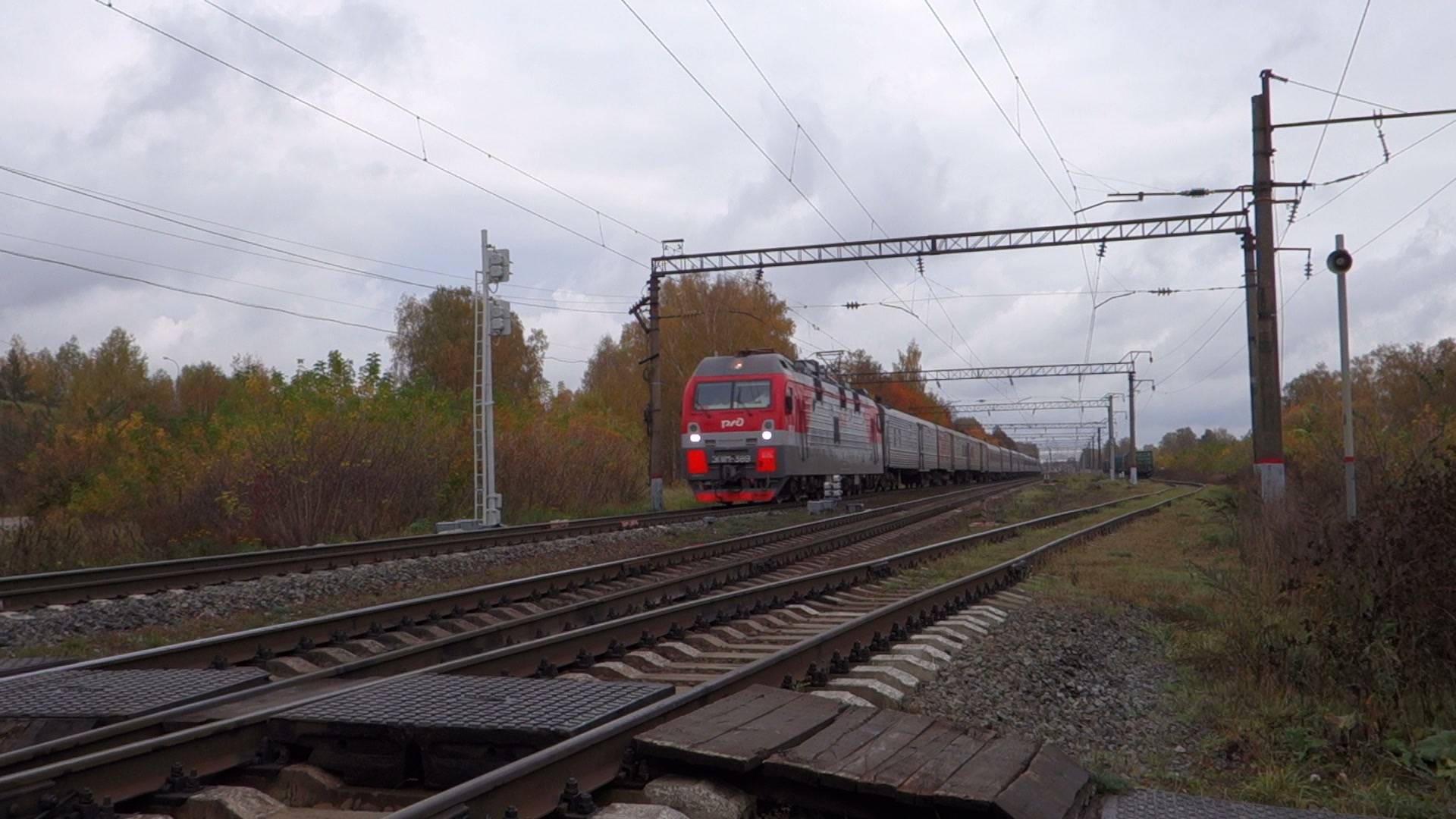 Электровоз ЭП1М-389 с пассажирским поездом проходит станцию Киселиха смотреть онлайн