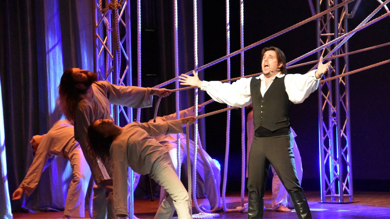 В ДОФ прошёл показ одной из самых популярных рок-опер - «Юнона и Авось». смотреть онлайн