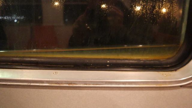 С Лехой наблюдаем солитоны в конденсате между стеклами окна в электричке. Понедельник, 7октября 2024