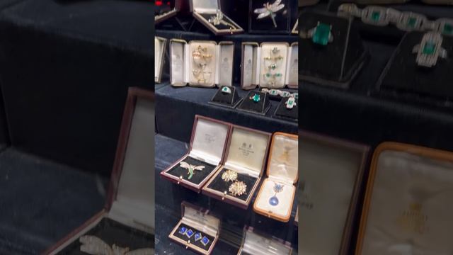 Visita a joalheria frequentada pela Rainha Elizabeth смотреть онлайн
