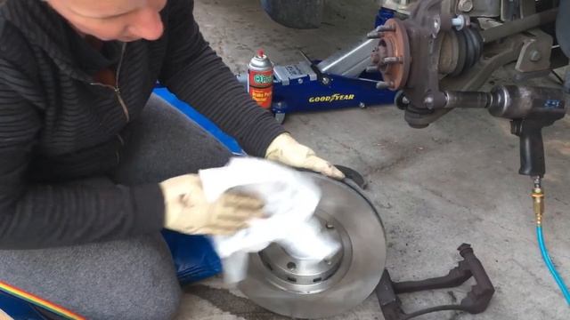 2007 Chrysler Town & Country Front Brake Pad and Rotor Replacement смотреть онлайн
