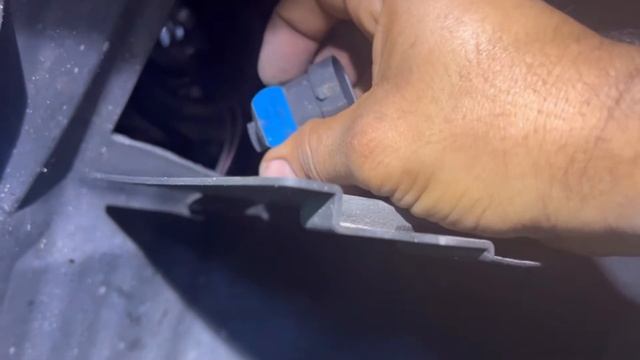 2015-2017 Chrysler 200 Headlight Bulb Replacement/ Cambio bombilla de faro. смотреть онлайн
