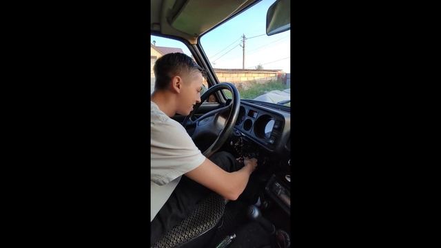 Bentley vs ЖИГУЛИ/Bentley vs Lada meme смотреть онлайн
