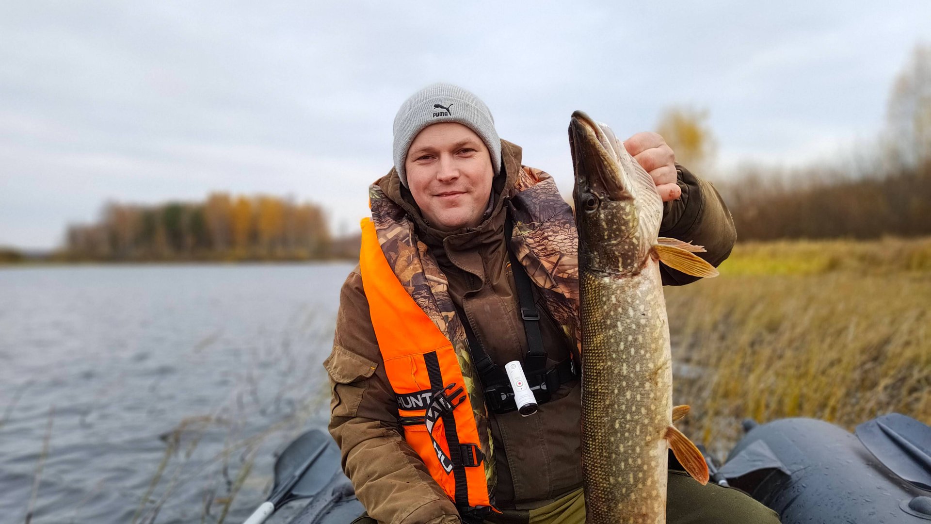 Рыбалка.Осенний жор щуки.Рыбалка на спиннинг.Куча поклевок щуки и окуня на воблер.Уловистый воблер. смотреть онлайн