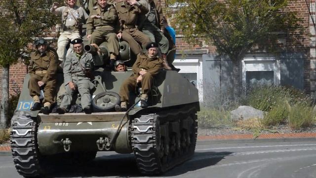 Sherman Tank crossing a roundabout смотреть онлайн