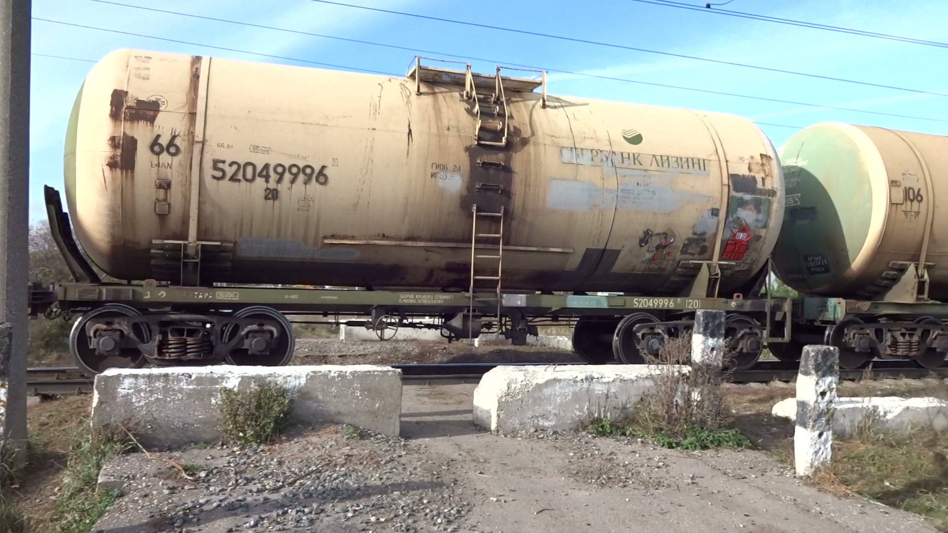 Электровоз 2ЭС5К-483 с грузовым поездом следует по перегону пост 325-й километр - Кудьма смотреть онлайн