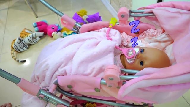 😜 Беатрис ИГРАЕТ, Патрисия УБИРАЕТ | Girls PRETEND Play with Cleaning Toys for kids смотреть онлайн