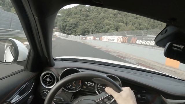 Nürburgring Nordschleife Touristenfahrt - Alfa Romeo Giulia Quadrifoglio onboard - 8 minutes смотреть онлайн