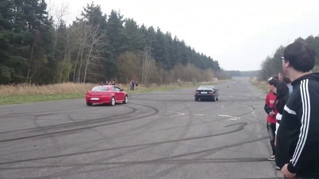 Sprintování s Eliškou III - BMW 328i vs Alfa Romeo GT смотреть онлайн