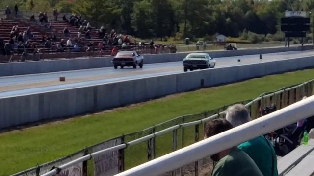 1970 Dodge Challenger 440 Magnum vs 69 Camaro смотреть онлайн