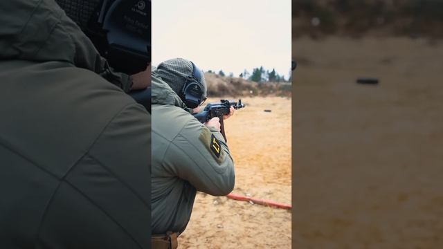 Как стрелять из АК. Автомат Калашникова - базовые манипуляции с боевым оружием! Реальное НВП #Shorts смотреть онлайн