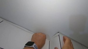 Как стыкуется в углах декоративная лента натяжного потолка!