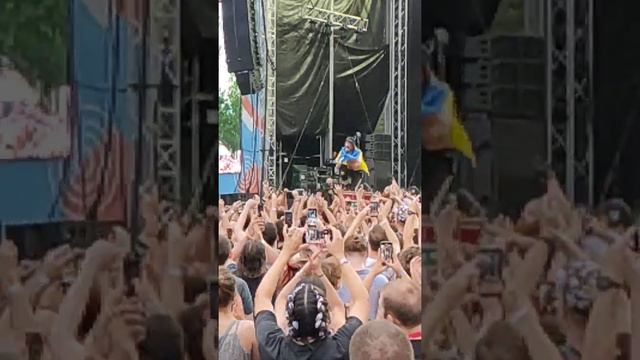 Gogol Bordelo Eugene Hutz in the crowd with Ukrainian flag (InMusic Festival) смотреть онлайн