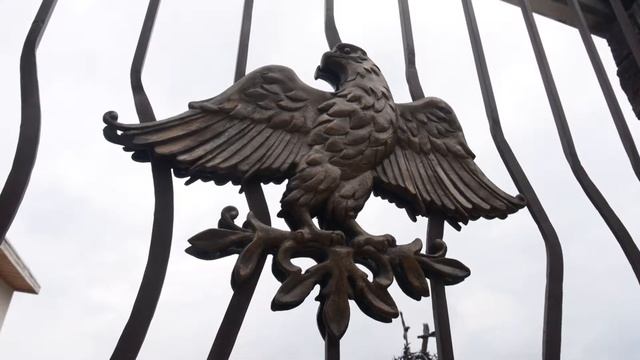 орёл на решетке, ворота смотреть онлайн