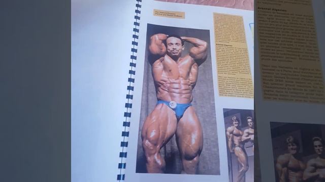 lecture du presse ebook de Momo Benaziza (parti 9)+ une vidéo de Mr Univers 1987 Spain. смотреть онлайн