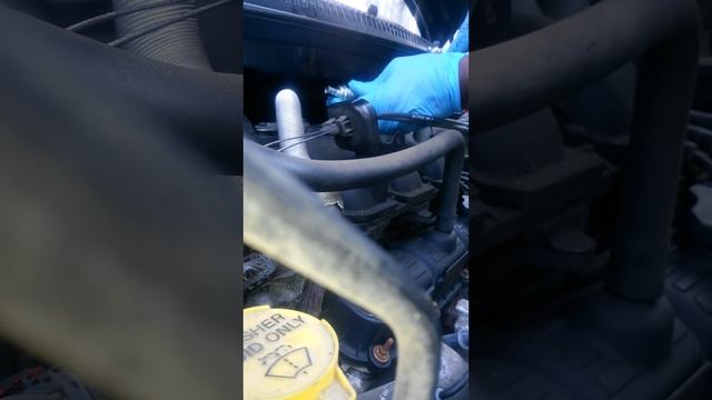 Chrysler Town and Country 3.8L PCV Valve Removal смотреть онлайн
