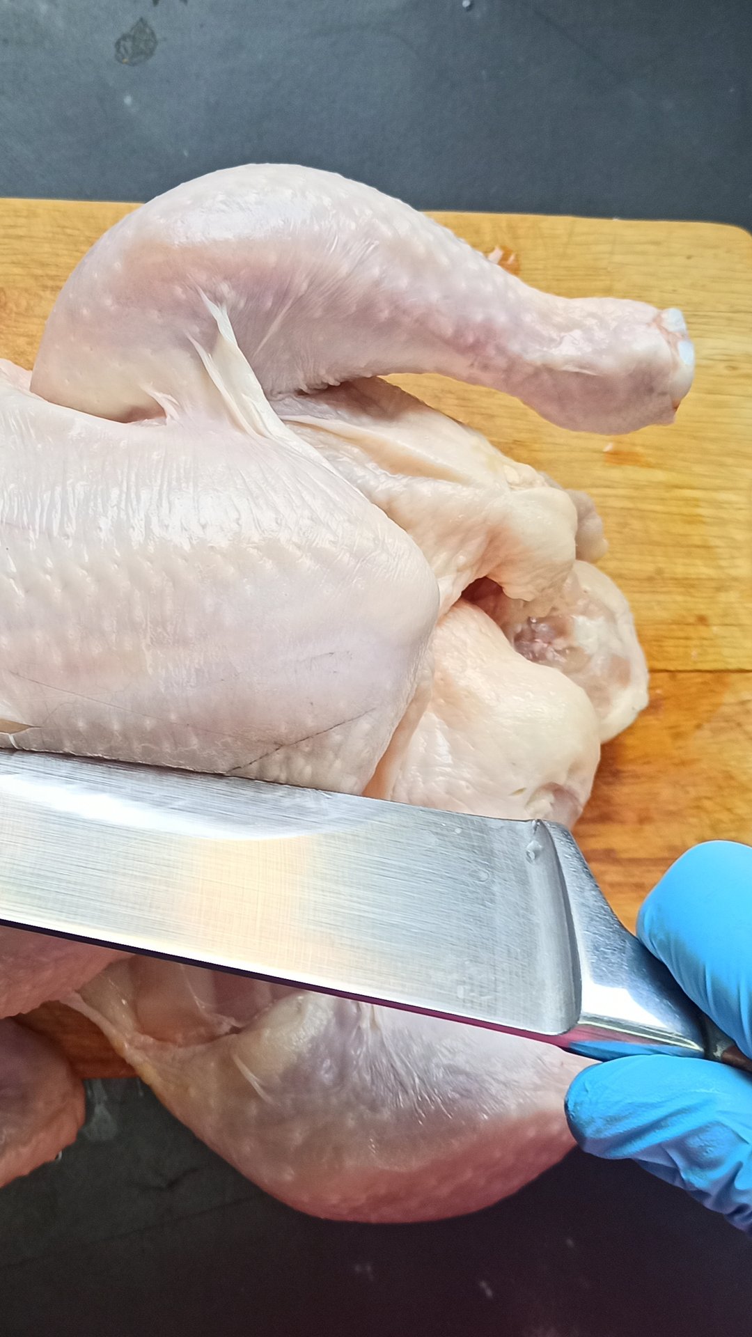 Полезно для молодых хозяек! Быстрая разделка курицы ножом #полезно #разделкакурицы #еда смотреть онлайн