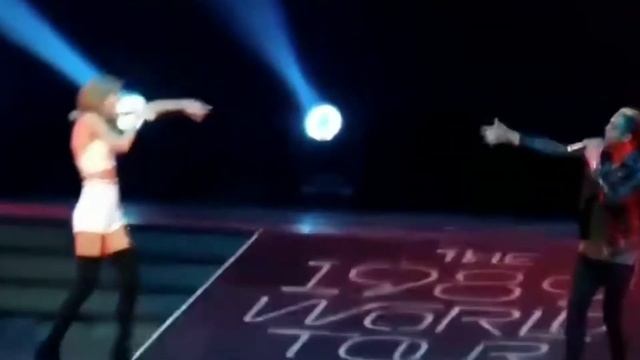 Taylor Swift & Ryan Tedder (OneRepublic) - Counting Stars (Live On The 1989 World Tour)