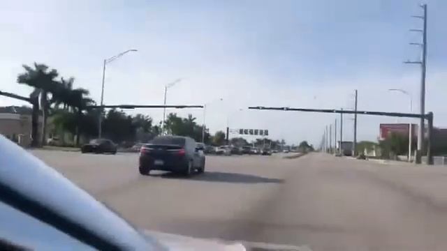 drifting a hellcat challenger on the intersection смотреть онлайн