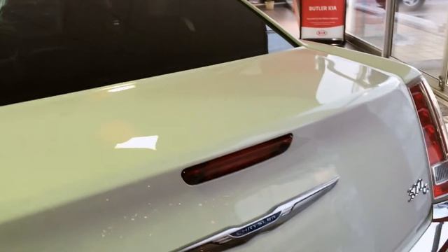 2011 Chrysler 300 M Walk around review смотреть онлайн