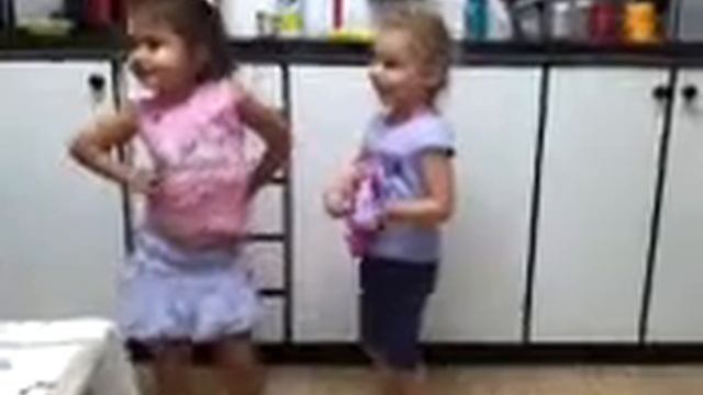 Элиан и Таля танцуют. смотреть онлайн