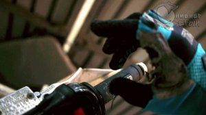 Эндуро. Разворот на месте с подъемом переднего колеса.
Как поднять мотоцикл на заднее колесо