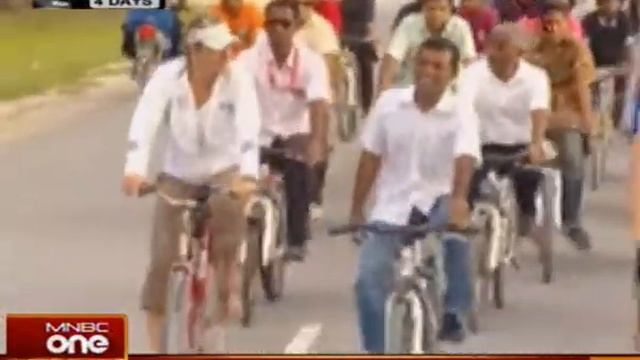 President Nasheed cycles with Rebecca Romero in Addu City 06 Nov 2011 2000hrs News Dhivehi смотреть онлайн