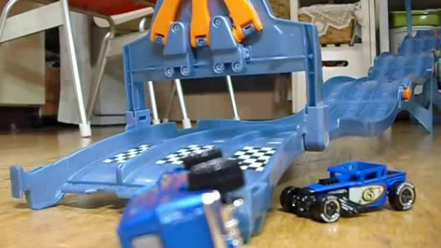 #2-672 "Dodge Challenger Concept" vs "Baja Breaker" vs "CCM" 20100316 HotWheels.wmv смотреть онлайн