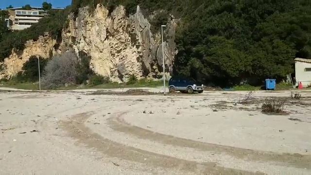 Daihatsu Terios on the sand. смотреть онлайн