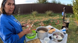 УЗБЕЧКА ГОТОВИТ ПЛОВ