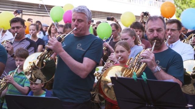 Sir Simon Rattle and 66 Berlin Horn Players on Sarah´s Music смотреть онлайн