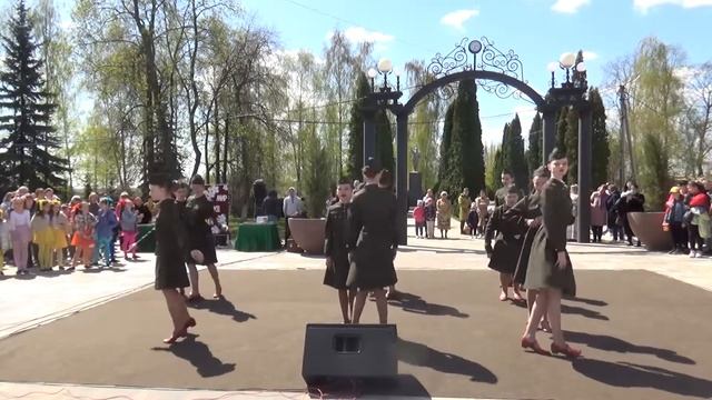 Старшая группа хореографического коллектива «Хорошки» детской школы искусств - «Военый вальс» смотреть онлайн