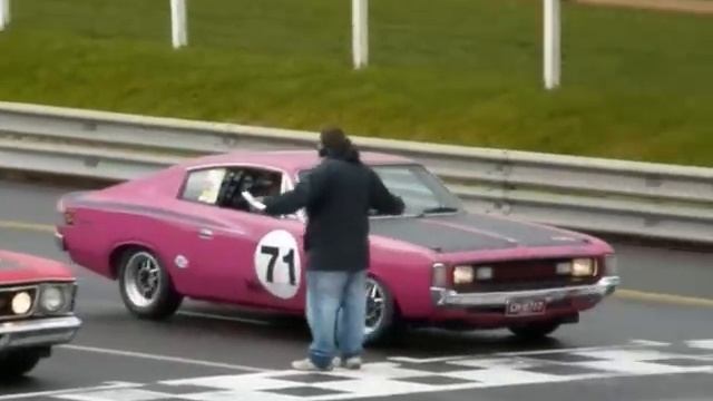 VALIANT CHARGER beats falcon GTs torana XU1s mustangs & camaro смотреть онлайн