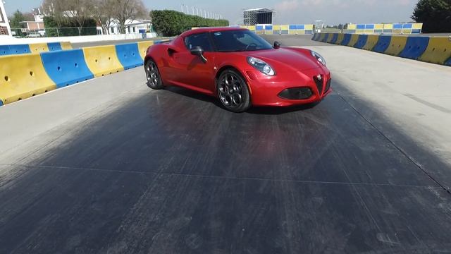 Alfa Romeo 4C - belleza italiana muy deportiva | Autocosmos смотреть онлайн