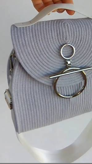 Сумочка с замочком 'Тогл'. #шнурплетеный #diybag #хлопковыйшнур #светлосерыйшнур смотреть онлайн