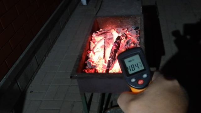 Замер температуры углей в мангале.