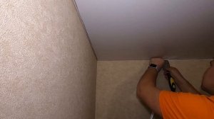 Как вставить вставку на натяжной потолок и красиво оформить углы!