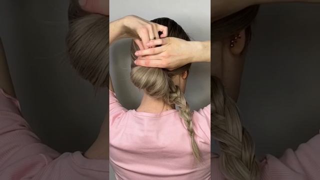 Очень простой, но стильный и изысканный пучок, который впишется в осенний образ! #пучок #прическа смотреть онлайн