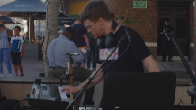 Reinhardt Buhr - Ambient Melodic House - Live Looping (Spitfire Audio Piano) смотреть онлайн