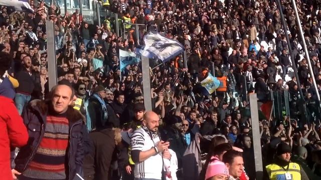 Leonardo Bonucci applaude e si inchina a fine partita verso la Curva della Lazio (coro per Matteo) смотреть онлайн