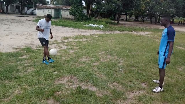 Alexander Harris and Edwin Sims showing off ball control and skills. смотреть онлайн