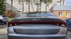 замена ламп накаливания задних поворотников Kia K5 на светодиодные, слева лампа, справа светодиод