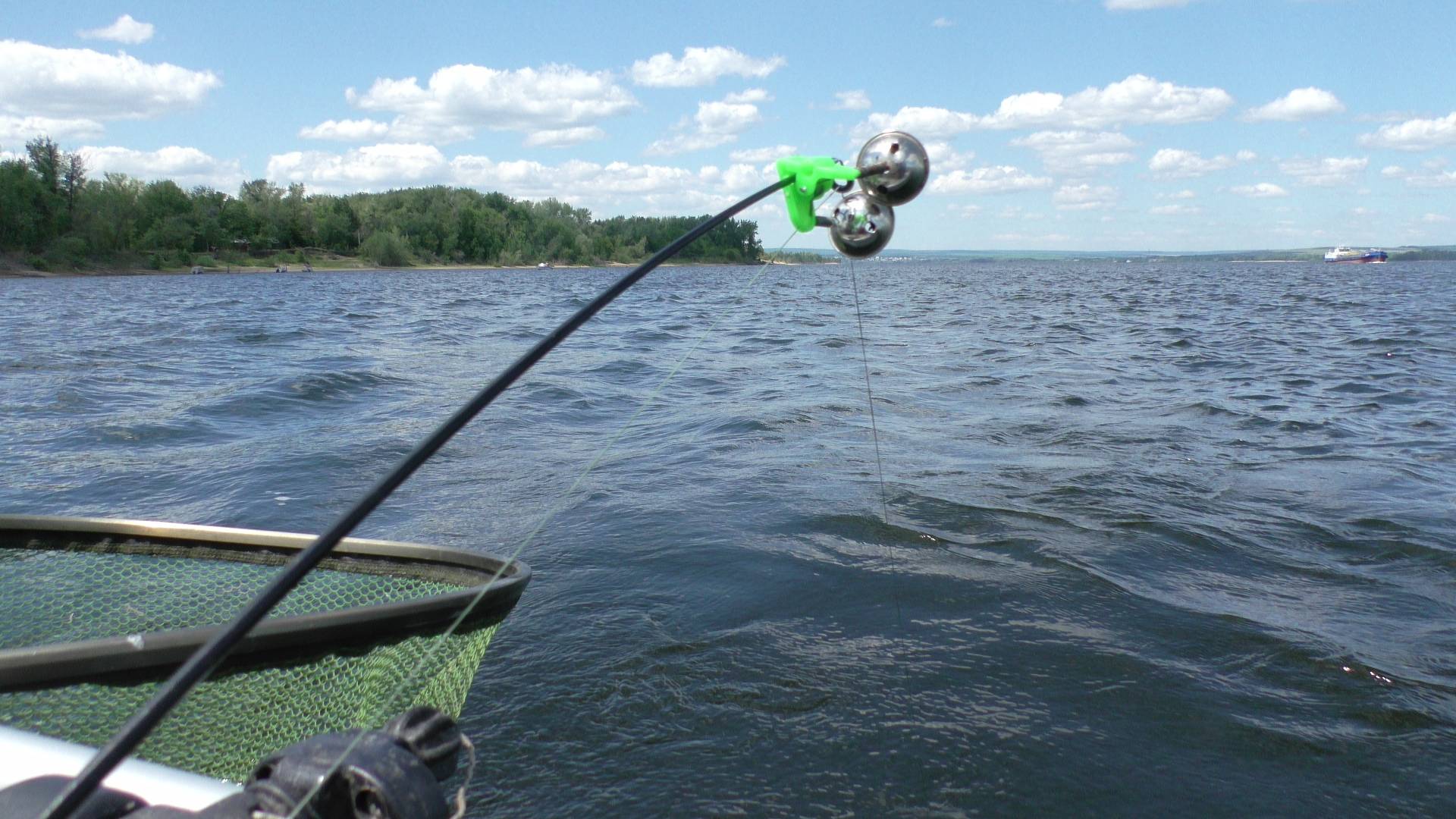 Весь берег усыпан рыбой. Рыбалка на Волге смотреть онлайн