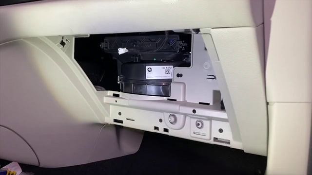 Replace Chrysler Pacifica Cabin Air Filter (2017-2024) смотреть онлайн