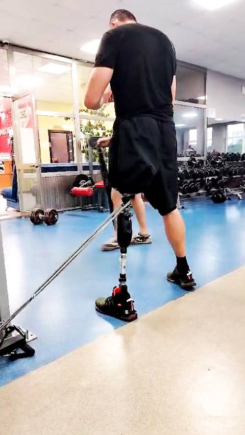 В фитнес-зале на протезе ноги смотреть онлайн