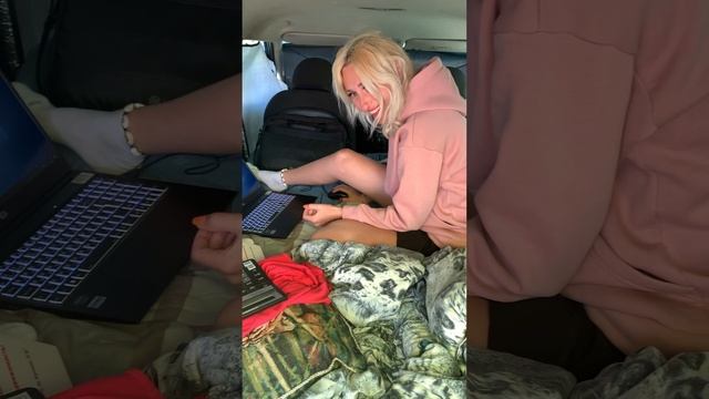 офис в машине на пляже