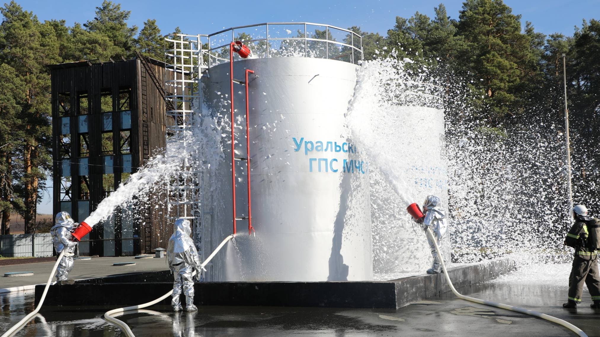 Практические занятия по тушению резервуарного парка с курсантами института смотреть онлайн