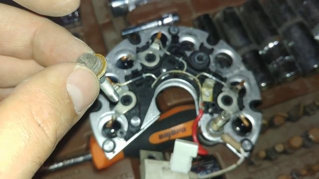 тускло горит лампа заряда АКБ , НИЗКОЕ напряжение бортсети ,не заряжается аккумулятор. ВАЗ 2115,2114 смотреть онлайн