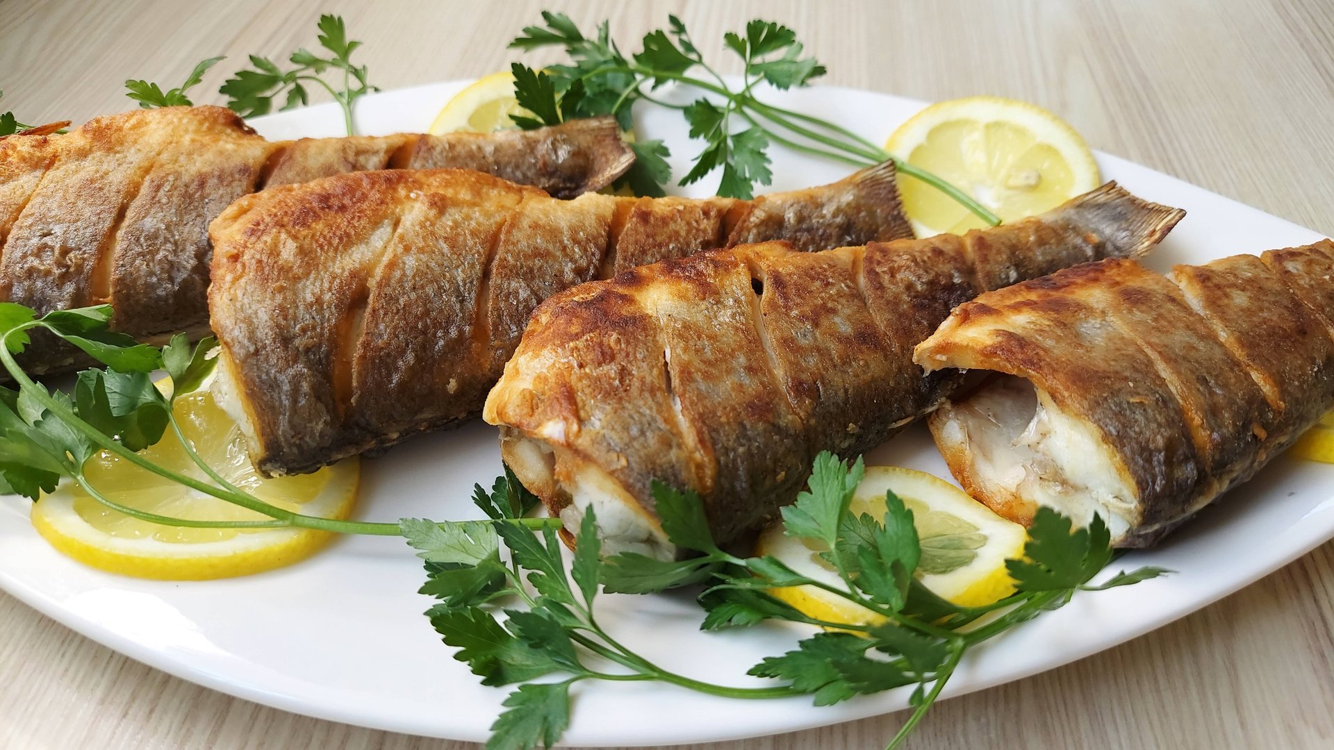 Вкусная жареная рыба. Простой рецепт жарки рыбы. Жареный морской окунь. Как пожарить вкусно рыбу смотреть онлайн